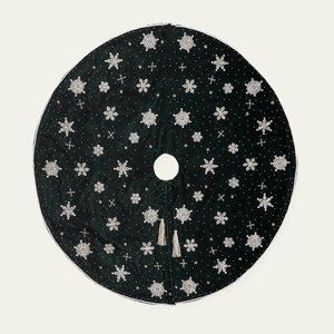 SUDHA PENNATHUR Green Christmas Tree Skirt with Snowflakes